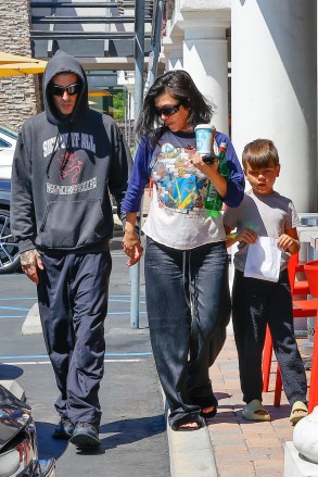 Westlake Village, - *EXCLUSIVE* - Kourtney Kardashian and Travis Barker enjoy a casual lunch and coffee with son Reign at JOi Café in Westlake Village. On Pictured: Kourtney Kardashian, Travis Barker BACKGRID USA JULY 15, 2022 USA: +1 310 798 9111 / usasales@backgrid.com UK: +44 208 344 2007 / uksales@backgrid.com *UK Customers - Images containing children Please pixelate the face before post*